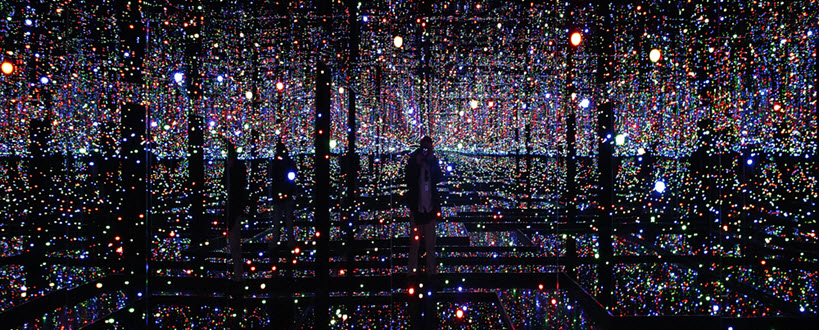 L'exposition Infinity Mirrors suscite la réflexion sur le « syndrome FOMO